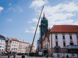FOTO/VIDEO: Jeřáb dnes na olomouckou radnici vyzvedl prostřední část opravené věže