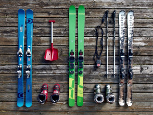 Neznámý zloděj se vloupal do sklepa domu na ulici Okružní a odnesl si lyžařské vybavení