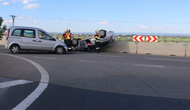 Senior se po sjezdu z dálnice střetl s Mercedesem, převrátil auto na střechu, zranil se řidič i spolujezdkyně