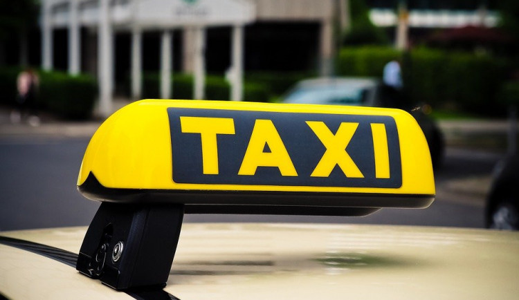 Taxikáři nemusí mít od července taxametr ani svítilnu