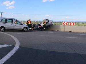 Senior se po sjezdu z dálnice střetl s Mercedesem, převrátil auto na střechu, zranil se řidič i spolujezdkyně