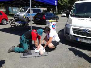 FOTO: Řidiči si pod odborným dozorem vyzkoušeli první pomoc