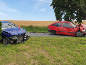 FOTO: Nehoda na Přerovsku skončila vážným zraněním jednoho z řidičů