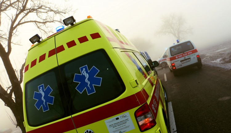 Střet dvou automobilů na dálnici skončil tragicky. Jeden člověk zemřel