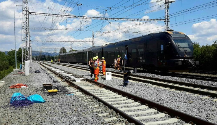 Vlak narazil do trakčního vedení. Provoz na hlavní trati na Prahu musel být přerušen