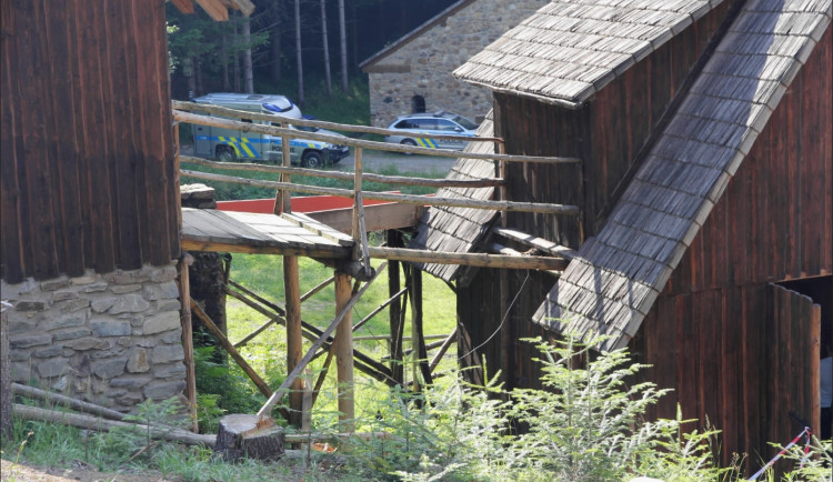 V Jeseníkách spadla lávka se čtyřmi turisty. Všichni utrpěli zranění