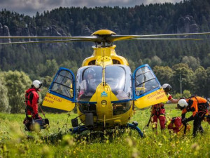 Horolezec si po pádu ze skály těžce poranil záda. Letěl pro něj vrtulník
