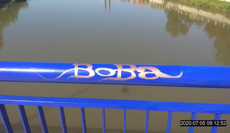 Graffiti Boba? Muž napsal jméno svého psa na čerstvě namalovaný most
