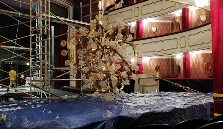 Herce vystřídali na jevišti Moravského divadla Olomouc dělníci. Opravovat se budou štuky na stropě