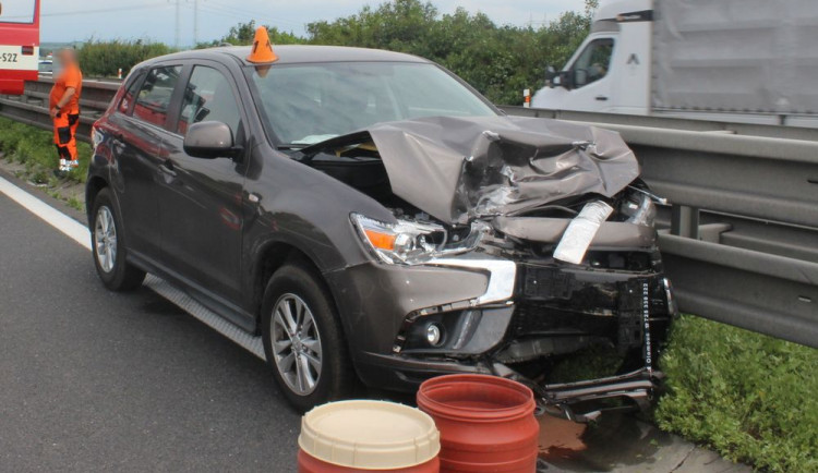 Senior si na dálnici spletl pedály a vrazil do auta stojícího v koloně. Způsobil škodu téměř půl milionu