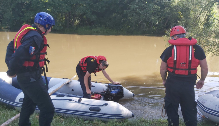 Muž nalezl na Moravě bezvládné tělo. Pravděpodobně se jedná o pohřešovaného vodáka