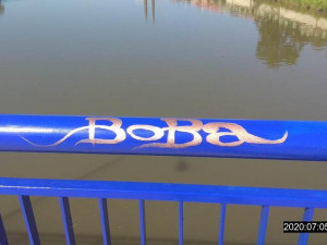 Graffiti Boba? Muž napsal jméno svého psa na čerstvě namalovaný most