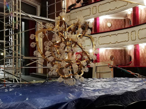 Herce vystřídali na jevišti Moravského divadla Olomouc dělníci. Opravovat se budou štuky na stropě
