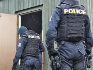 Výtržník vyhrožoval, že všechny postřílí a zabije. Navíc vysklil dveře pěstí