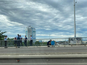 Mladý muž chtěl na mostě u nádraží spáchat sebevraždu. Naštěstí ho potkala duchaplná kolemjdoucí