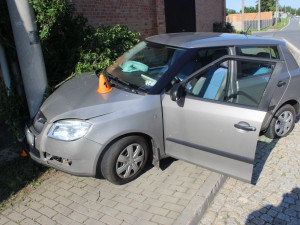 Se třemi promile usedl za volant. Jízdu zakončil v betonovém sloupu elektrického vedení