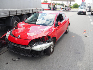 95letý řidič v Mohelnici přehlédl nákladní vůz s návěsem a došlo k bouračce