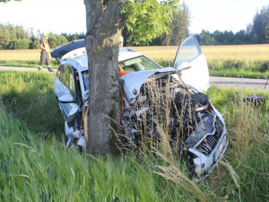 Řidič Superbu v mikrospánku narazil do stromu. On i pětileté dítě museli být letecky transportováni do nemocnice