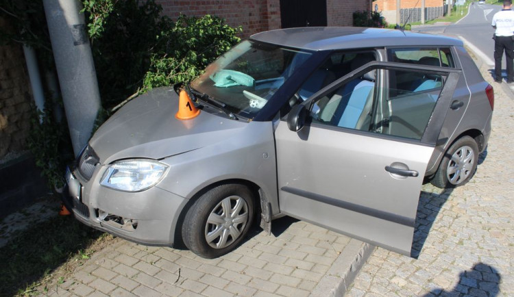 Se třemi promile usedl za volant. Jízdu zakončil v betonovém sloupu elektrického vedení