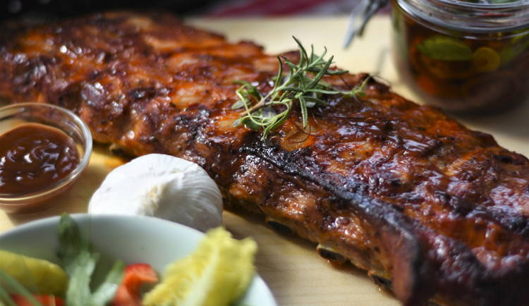 Drtivá většina populace jí maso bez omezení. Z jídelníčku ho úplně vyškrtla jen čtyři procenta lidí