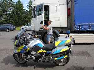Dálniční policisté kontrolovali u Přáslavic nákladní vozidla. Zjistili 19 přestupků u 25 řidičů