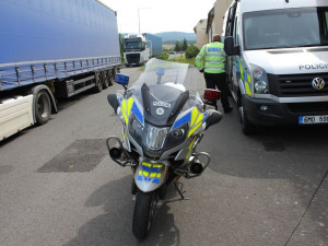 Dálniční policisté kontrolovali u Přáslavic nákladní vozidla. Zjistili 19 přestupků u 25 řidičů