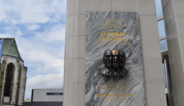 Filozofa Edmunda Husserla připomíná v rodném Prostějově pamětní deska