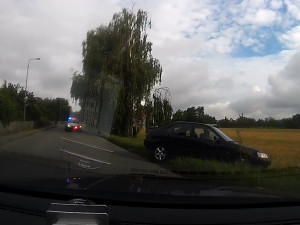 VIDEO: Řidič ujížděl hlídce z Řepčína až k Hradisku, kde skončil v poli. Policisté u něj našli několik gramů pervitinu
