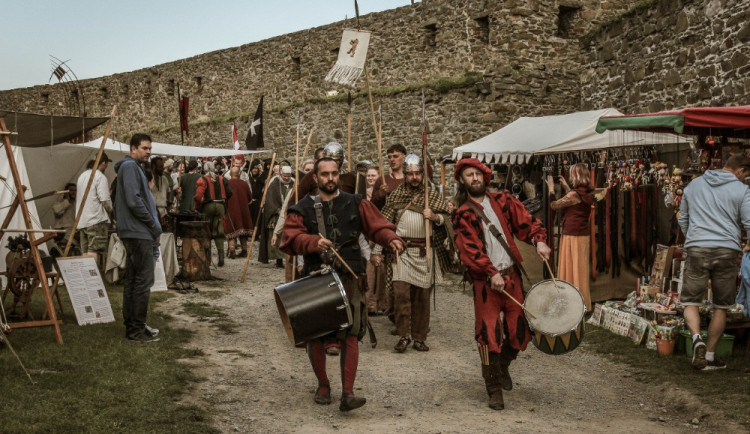 Na Helfštýn o víkendu zamíří šermíři. Velkolepý Festival vojenské historie plánují na září