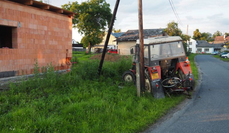 Mladý opílý řidič bez řidičáku boural s traktorem. Zranil ženu s dítětem v kočárku