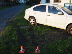 Mladý opílý řidič bez řidičáku boural s traktorem. Zranil ženu s dítětem v kočárku