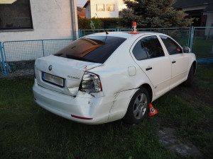 Mladý opílý řidič bez řidičáku boural s traktorem. Zranil ženu s dítětem v kočárku