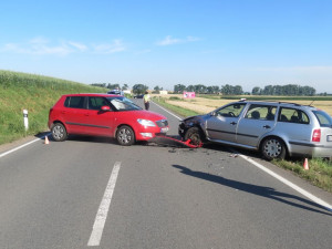 Řidičku Fabie při předjíždění kamionu oslnilo slunce. Čelně narazila do protijedoucí Octavie