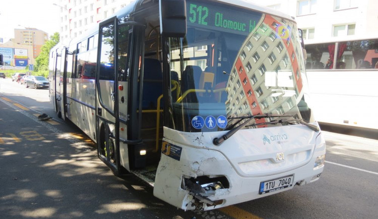Řidič dodávky nedal při vyjíždění z parkoviště přednost projíždějícímu autobusu