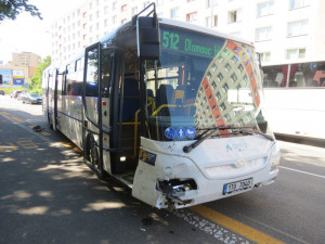 Řidič dodávky nedal při vyjíždění z parkoviště přednost projíždějícímu autobusu