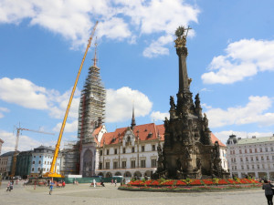 FOTO: Na radniční věž v Olomouci se vrátila její špice i s časovou schránkou