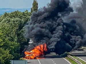 Na dálnici u Křelova hořela dodávka