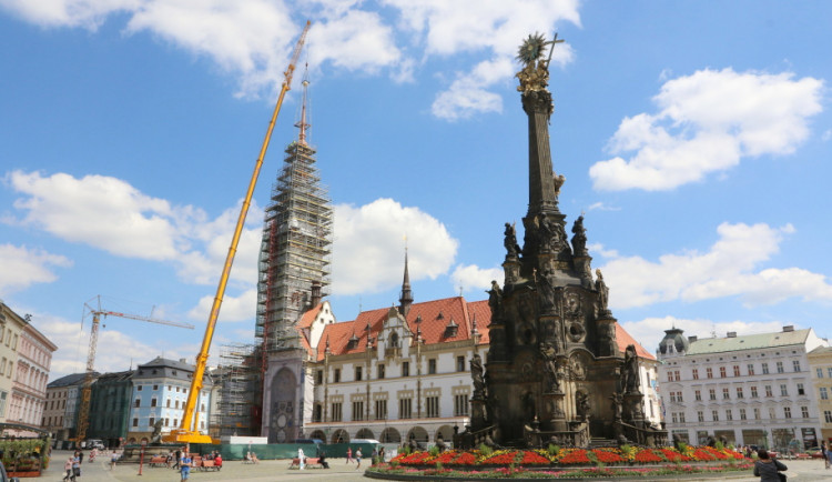 FOTO: Na radniční věž v Olomouci se vrátila její špice i s časovou schránkou