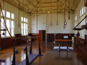 Zloděj využil prázdninového provozu a z tělocvičny ukradl švédskou bednu a karimatky