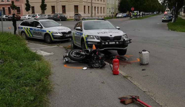 Policie hledá svědky agresivní jízdy motorkáře, který se při ujíždění střetl s policejním vozem