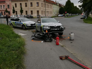 Policie hledá svědky agresivní jízdy motorkáře, který se při ujíždění střetl s policejním vozem