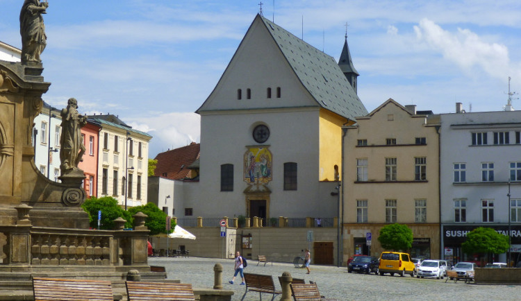 V podzemí kapucínského kláštera v Olomouci se koná bleší trh na podporu nevidomých a slabozrakých