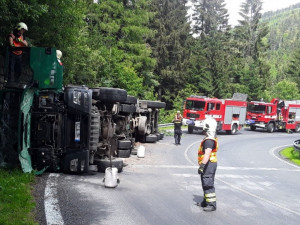 Kamion se v pátek odpoledne převrátil v serpentinách u Sobotína. Silnice musela být uzavřena
