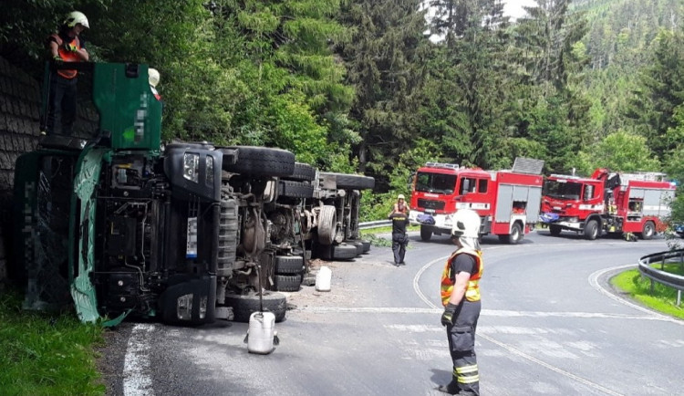 Kamion se v pátek odpoledne převrátil v serpentinách u Sobotína