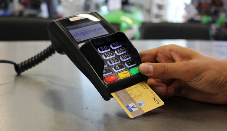 Žena nalezla kreditní kartu a první den provedla 22 plateb. Hrozí jí osm let vězení
