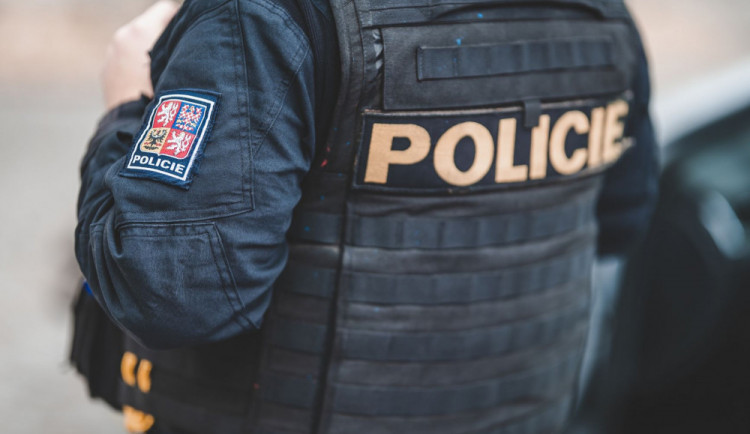 Starší svědek přispěchal na pomoc k potyčce. Po úderu pěstí upadl hlavou na lavici