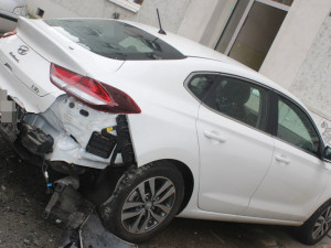 Opilý řidič v Charkovské ulici v Olomouci naboural několik aut. Způsobil škodu za čtvrt milionu