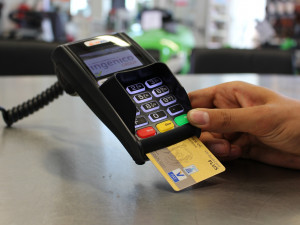 Žena nalezla kreditní kartu a první den provedla 22 plateb. Hrozí jí osm let vězení