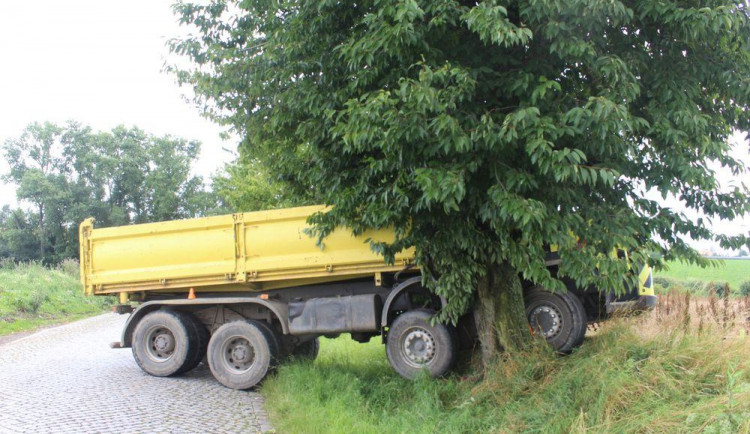 FOTO: Řidič s náklaďákem havaroval do stromu. Škoda je vyčíslena na 100 tisíc korun