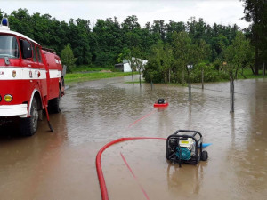 Po pondělní intenzivní bouřce museli hasiči pomáhat u několika zatopených sklepů